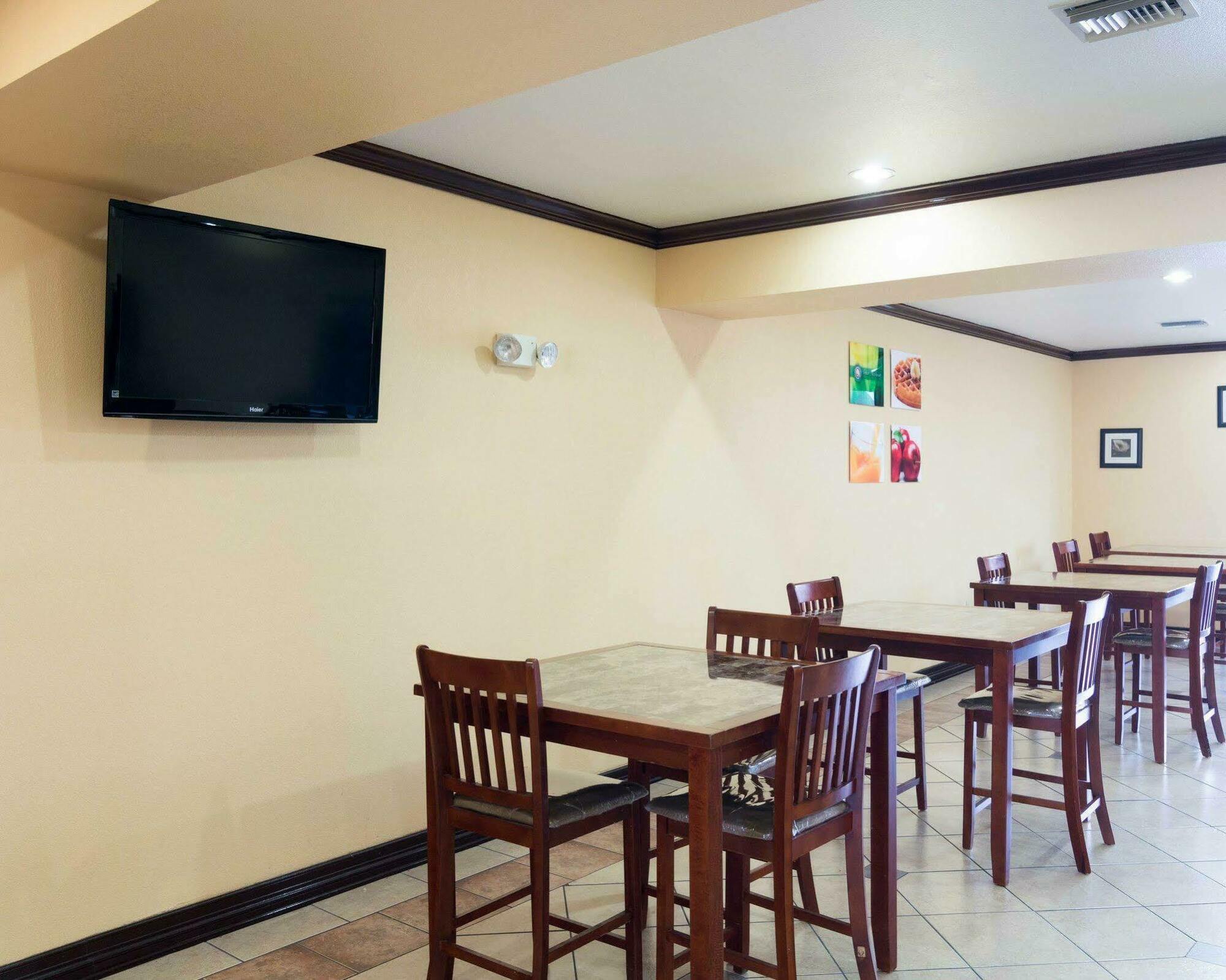 Springwood Suites Houston Iah - Beltway 8 Экстерьер фото