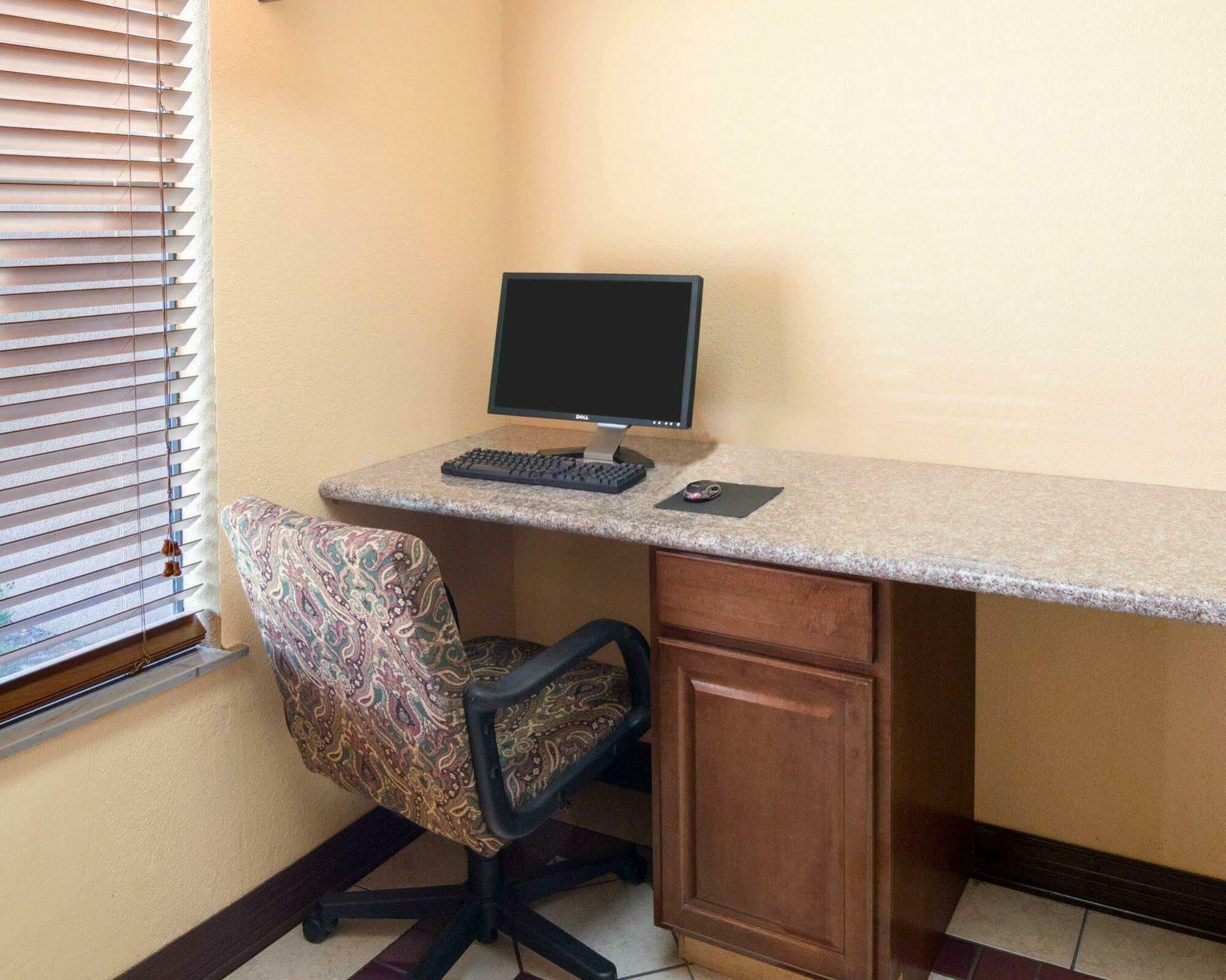 Springwood Suites Houston Iah - Beltway 8 Экстерьер фото